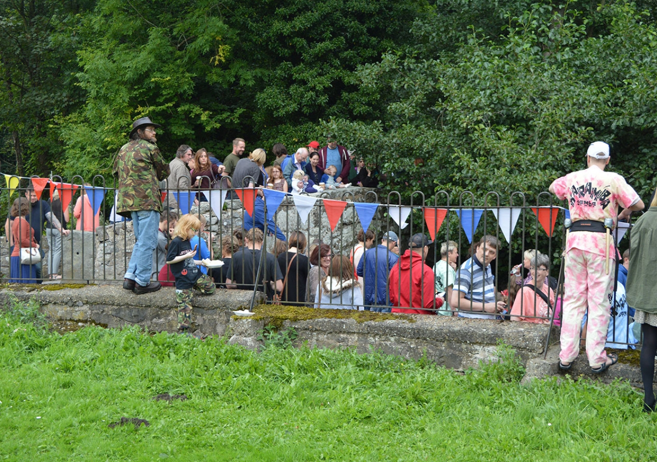 Ffrith-Duck-Race-crowd-watching-race