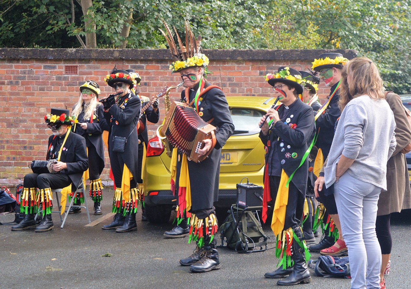 Ffrith-Duck-Race-morris-dancers